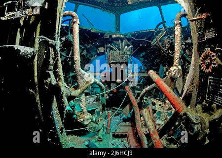 Le poste de pilotage de Douglas C-47, Dakota, avion de transport, version militaire du DC-3, a été submergé pour les plongeurs, Bodrum, Turquie Banque D'Images