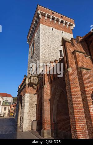 Porte Saint-Florian et mur de briques à Cracovie, Pologne, fortification médiévale de la tour gothique dans la vieille ville. Banque D'Images