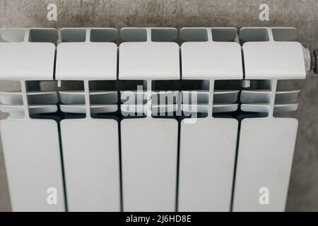 Radiateur blanc chauffant avec dispositif de réglage du chauffage dans la pièce. Banque D'Images