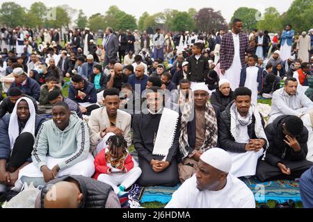 Les gens prennent part à la Green Lane Masjid - Eid au Small Heath Park à Birmingham alors que le mois Saint du Ramadan touche à sa fin et que les musulmans célèbrent Eid al-Fitr. Date de la photo: Lundi 2 mai 2022. Banque D'Images
