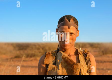 San (Saan) les Bushmen, chasseurs-cueilleurs indigènes semi-nomades, vivent en Afrique australe depuis 20 000 ans, dans le désert de Kalahari, en Namibie, en Afrique Banque D'Images