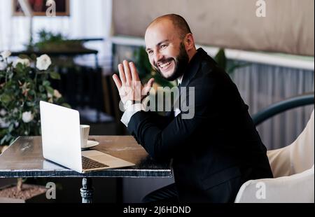 Portrait d'un homme joyeux travaillant sur un ordinateur portable (ordinateur portable) à la maison Banque D'Images