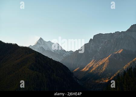 chaîne de montagnes avec feuillage d'automne dans le parc national de yading, comté de daocheng, province du sichuan, chine Banque D'Images