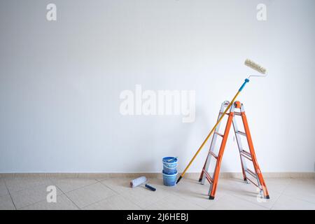 Ensemble d'outils et de peintures pour la réparation dans un mur plat, intérieur, briques blanches, espace de copie Banque D'Images