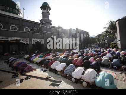 Les musulmans participent aux prières d'Eid al-Fitr à la Masjid Jamek Kampung Baru à Kuala Lumpur. Les musulmans du monde entier célèbrent Eid al-Fitr, marquant la fin du Saint mois de jeûne du Ramadan. (Photo de Wong Fok Loy / SOPA Images/Sipa USA) Banque D'Images