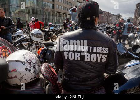 Moscou, Russie. 30th avril 2022. Les motocyclistes participent à une parade de motocyclistes marquant le début de la saison 2022 de motocyclisme dans le centre de Moscou, en Russie. Des membres de 17 clubs de moto ont participé à la parade qui a commencé sur la rue Prospekt Sakharova et qui a voyagé le long de l'anneau de jardin et de la rue Leningradsky Prospekt jusqu'au parc Pole de Khodynskoye Banque D'Images