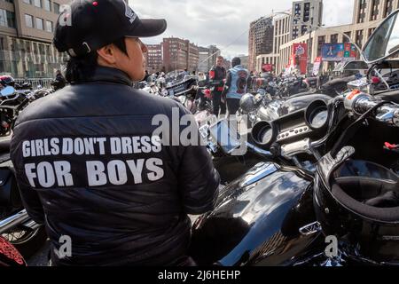 Moscou, Russie. 30th avril 2022. Les motocyclistes participent à une parade de motocyclistes marquant le début de la saison 2022 de motocyclisme dans le centre de Moscou, en Russie. Des membres de 17 clubs de moto ont participé à la parade qui a commencé sur la rue Prospekt Sakharova et qui a voyagé le long de l'anneau de jardin et de la rue Leningradsky Prospekt jusqu'au parc Pole de Khodynskoye Banque D'Images