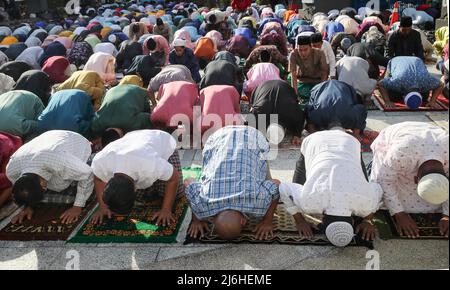 Les musulmans participent aux prières d'Eid al-Fitr à la Masjid Jamek Kampung Baru à Kuala Lumpur. Les musulmans du monde entier célèbrent Eid al-Fitr, marquant la fin du Saint mois de jeûne du Ramadan. Banque D'Images