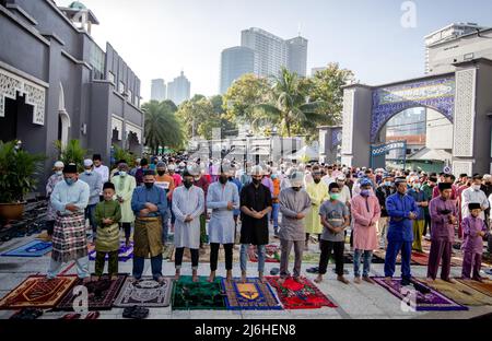 Les musulmans participent aux prières d'Eid al-Fitr à la Masjid Jamek Kampung Baru à Kuala Lumpur. Les musulmans du monde entier célèbrent Eid al-Fitr, marquant la fin du Saint mois de jeûne du Ramadan. Banque D'Images