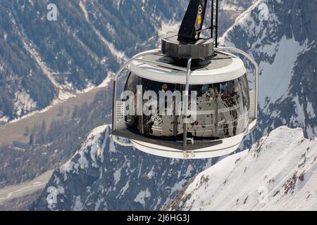 Une télécabine du téléphérique Skyway Monte Bianco vue du haut. Banque D'Images