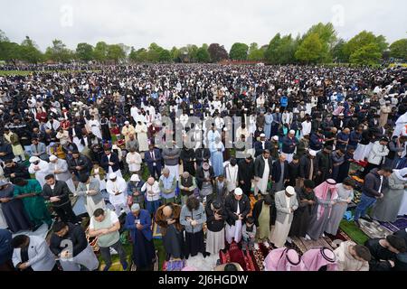 Les gens prennent part à la Green Lane Masjid - Eid au Small Heath Park à Birmingham alors que le mois Saint du Ramadan touche à sa fin et que les musulmans célèbrent Eid al-Fitr. Date de la photo: Lundi 2 mai 2022. Banque D'Images