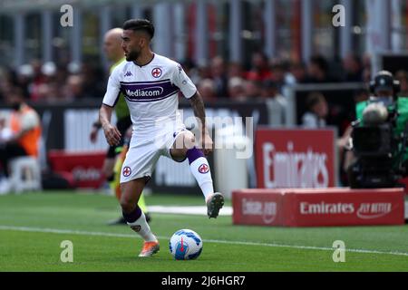 Milan, Italie. 01st mai 2022. Nicolas Gonzalez de l'AFC Fiorentina contrôle le ballon pendant la série Un match entre l'AC Milan et l'ACF Fiorentina au Stadio Giuseppe Meazza le 1 2022 mai à Milan, Italie. Credit: Marco Canoniero / Alamy Live News Banque D'Images