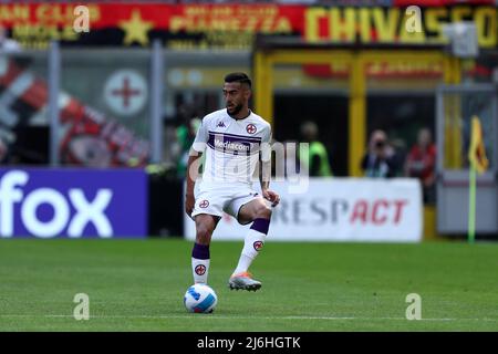 Milan, Italie. 01st mai 2022. Nicolas Gonzalez de l'AFC Fiorentina contrôle le ballon pendant la série Un match entre l'AC Milan et l'ACF Fiorentina au Stadio Giuseppe Meazza le 1 2022 mai à Milan, Italie. Credit: Marco Canoniero / Alamy Live News Banque D'Images