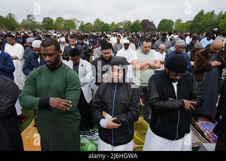 Les gens prennent part à la Green Lane Masjid - Eid au Small Heath Park à Birmingham alors que le mois Saint du Ramadan touche à sa fin et que les musulmans célèbrent Eid al-Fitr. Date de la photo: Lundi 2 mai 2022. Banque D'Images