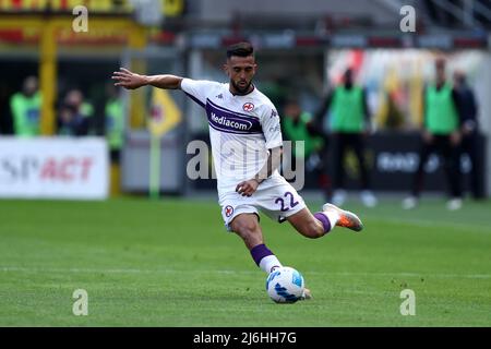 Milan, Italie. 01st mai 2022. Nicolas Gonzalez de l'AFC Fiorentina contrôle le ballon pendant la série Un match entre l'AC Milan et l'ACF Fiorentina au Stadio Giuseppe Meazza le 1 2022 mai à Milan, Italie. Credit: Marco Canoniero / Alamy Live News Banque D'Images