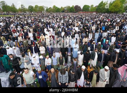 Les gens prennent part à la Green Lane Masjid - Eid au Small Heath Park à Birmingham alors que le mois Saint du Ramadan touche à sa fin et que les musulmans célèbrent Eid al-Fitr. Date de la photo: Lundi 2 mai 2022. Banque D'Images