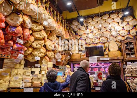 Boutique vendant du fromage et du jambon à Bologne, Italie Banque D'Images