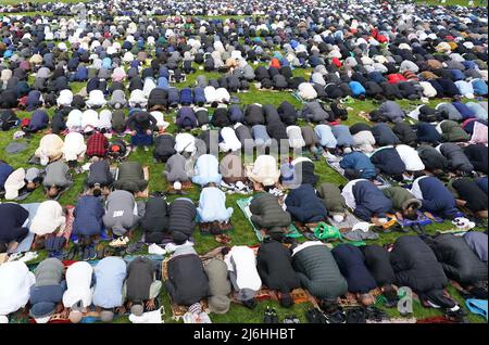 Les gens prennent part à la Green Lane Masjid - Eid au Small Heath Park à Birmingham alors que le mois Saint du Ramadan touche à sa fin et que les musulmans célèbrent Eid al-Fitr. Date de la photo: Lundi 2 mai 2022. Banque D'Images