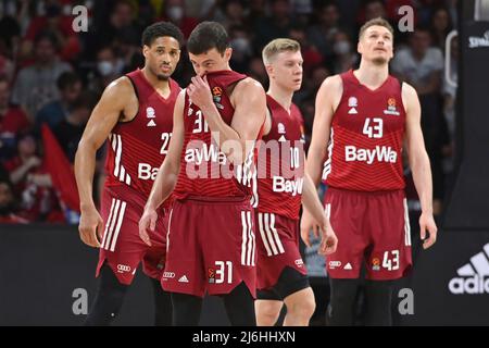 De gauche à droite : Augustine RUBIT (FCB), Zan Mark SISKO (FCB), Ognjen JARAMAZ (FCB), Leon RADOSEVIC (FCB), déception, frustré, déçu, frustré, découragé, action. Basket-ball EuroLeague 4th Jouez en quarts de finale FC Bayern Munich-FC Barcelone 59-52 le 29th avril 2022 AUDIDM E. Banque D'Images