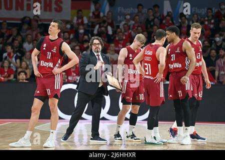 De gauche à droite : VLADIMIR LUCIC (FCB), Andrea Trinchieri, entraîneur (FCB), Ognjen JARAMAZ (FCB), Zan Mark SISKO (FCB), Augustine RUBIT (FCB), Leon RADOSEVIC (FCB), déception, frustration, déçu, frustré, découragé, action. Basket-ball EuroLeague 4th Jouez en quarts de finale FC Bayern Munich-FC Barcelone 59-52 le 29th avril 2022 AUDIDM E. Banque D'Images