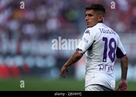 Milan, Italie. 01st mai 2022. Lucas Torreira de l'AFC Fiorentina regarde pendant la série Un match entre l'AC Milan et l'ACF Fiorentina au Stadio Giuseppe Meazza le 1 2022 mai à Milan, Italie. Credit: Marco Canoniero / Alamy Live News Banque D'Images