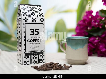 35 café (café Sango) qui est torréfié à l'aide de corail mort récupéré et de soutenir la reconstruction des récifs coralliens. Okinawa, Japon Banque D'Images