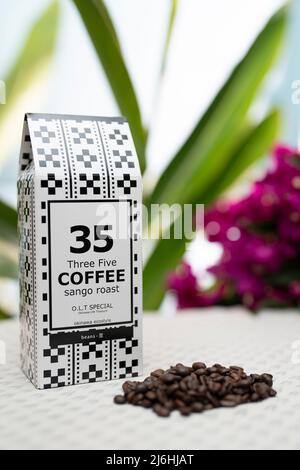 35 café (café Sango) qui est torréfié à l'aide de corail mort récupéré et de soutenir la reconstruction des récifs coralliens. Okinawa, Japon Banque D'Images