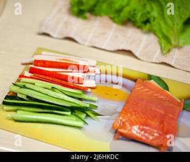 Faire des sushis et des petits pains à la maison. Sushi aux fruits de mer et au riz blanc Banque D'Images