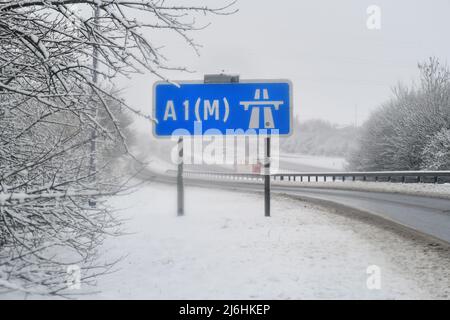 A1(M) roadsign in Winter Snow Bramham Crossroads Leeds Yorkshire Royaume-Uni Banque D'Images