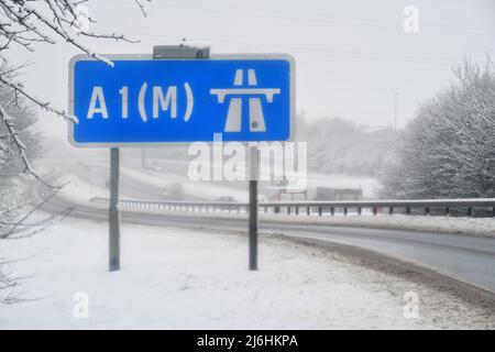 A1(M) roadsign in Winter Snow Bramham Crossroads Leeds Yorkshire Royaume-Uni Banque D'Images