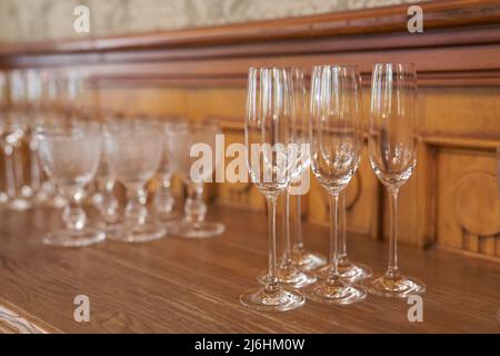 Vider les verres, debout sur la table du restaurant. Vider les verres à vin. Un ensemble de verres alcoolisés. Photo de haute qualité Banque D'Images