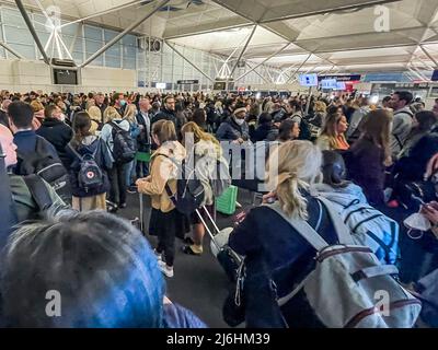 Londres, Royaume-Uni. 1 mai 2022. Les files d'attente sont énormes au niveau du contrôle des passeports à l'arrivée et les gens ont raté leur voyage. Des centaines de personnes ont attendu plus de 40 minutes pour atteindre les portes automatiques, dont seulement 16 sur 30 semblaient être utilisées à la fois. Le personnel a déclaré que les autres étaient cassés et que des ingénieurs y travaillaient. Une fois à eux, beaucoup de personnes ont été rejetées plusieurs fois avant que la machine ait fini par fonctionner. Traversez l'aéroport de Stansted lors du May Bank Holiday. Crédit : Guy Bell/Alay Live News Banque D'Images