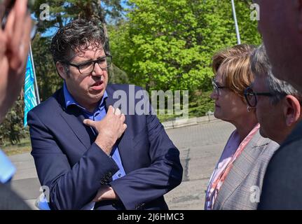 02 mai 2022, Brandebourg, Schwedt: Annekathrin Hoppe (SPD), maire de la ville de Schwedt, Et Hans-Joachim Höppner (r, CDU), président du conseil municipal, parle des problèmes actuels de la raffinerie de pétrole PCK avec Michael Kellner (Bündnis 90/Die Grünen), secrétaire d'État parlementaire au ministère fédéral de l'économie et de la protection du climat, au début de la tournée de bioéconomie. Le Ministère fédéral allemand de l'économie et de la protection du climat (BMWK) a compilé un atlas des régions exemples de la bioéconomie industrielle, qui sera publié à la fin du mois de mai. Pour Brandebourg, Potsdam et t Banque D'Images