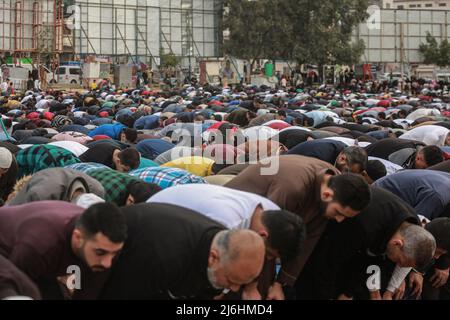 02 mai 2022, Territoires palestiniens, ville de Gaza : les musulmans palestiniens exécutent les prières d'Eid al-Fitr, qui marquent la fin du mois sacré musulman du Ramadan, sur la place Al-Saraya à Gaza. Photo: Mohammed Talatene/dpa Banque D'Images