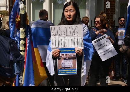 Le manifestant tient la plaque qui lit les Russes contre la guerre lors de la manifestation. Les Russes ont protesté en solidarité avec le mouvement russe anti-guerre et pour la libération des prisonniers politiques, devant l'ambassade de Russie à Londres. Banque D'Images