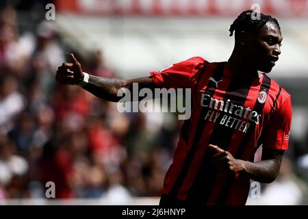 Milan, Italie. 01 mai 2022. Rafael Leao de l'AC Milan gestes pendant la série Un match de football entre l'AC Milan et l'ACF Fiorentina. Credit: Nicolò Campo/Alay Live News Banque D'Images