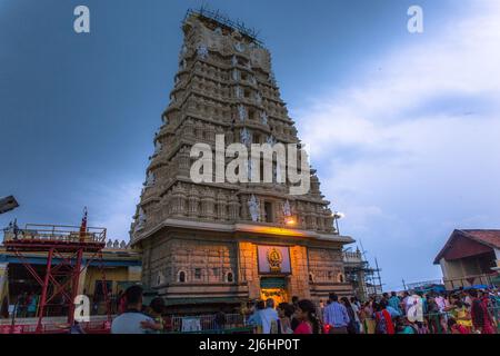 Entrée du temple antique et historique de 300 ans de la déesse Chamundi avec des dévotés à Chamundi Hill, Mysore, Karnataka , Inde Banque D'Images