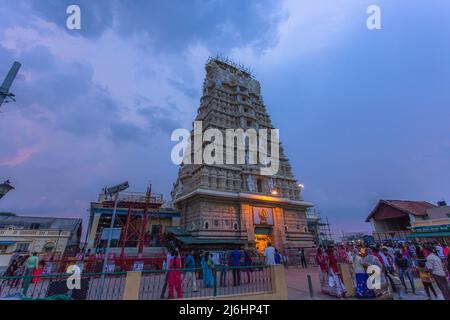 Entrée du temple antique et historique de 300 ans de la déesse Chamundi avec des dévotés à Chamundi Hill, Mysore, Karnataka , Inde Banque D'Images