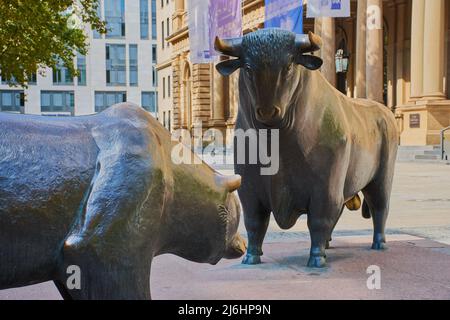 FRANCFORT, ALLEMAGNE - 10 septembre 2017 les statues de Bull et Bear à la Bourse de Francfort le 10 septembre 2017 à Francfort, Allemagne. Le plus grand O Banque D'Images