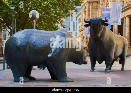 FRANCFORT, ALLEMAGNE - 10 septembre 2017 les statues de Bull et Bear à la Bourse de Francfort le 10 septembre 2017 à Francfort, Allemagne. Le plus grand O Banque D'Images