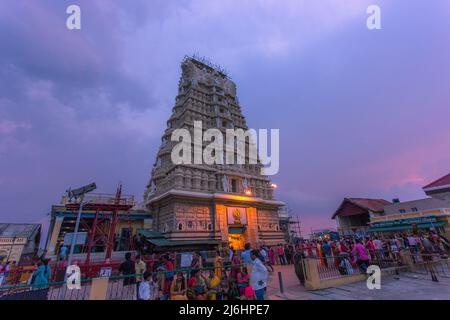 Entrée du temple antique et historique de 300 ans de la déesse Chamundi avec des dévotés à Chamundi Hill, Mysore, Karnataka , Inde Banque D'Images