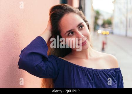 Photo d'une jeune femme d'affaires de Latina en plein air. Banque D'Images