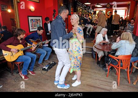 The Retreat Wine Bar, Cheltenham UK les clients dansant pour la musique live dans le Retreat dans le quartier Montpellier de Cheltenham en mai 2022 Banque D'Images