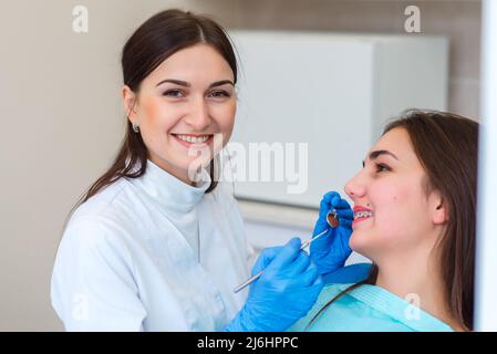 Femme ayant examiné à dents dentistes Banque D'Images