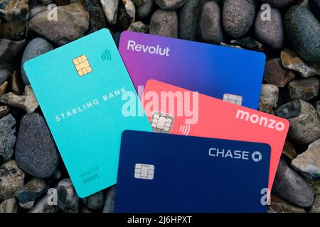 Cartes de débit Starling Bank, Chase, Monzo et Revolut. Banques numériques uniquement (virtuelles). Concept pour la concurrence en fintech. Stafford, Royaume-Uni, mai 2 Banque D'Images