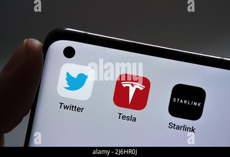 Le smartphone avec les applications Twitter, Tesla et Starlink. Concept pour la propriété de l'actif Elon Musk. Stafford, Royaume-Uni, 2 mai 2022 Banque D'Images