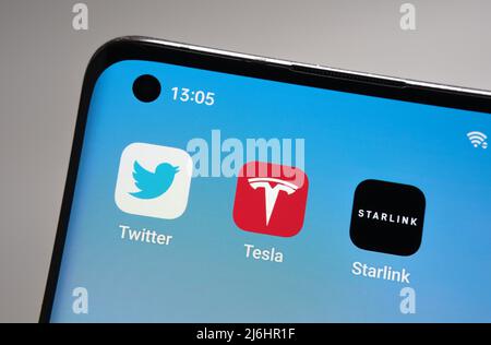 Le smartphone avec les applications Twitter, Tesla et Starlink. Concept pour la propriété de l'actif Elon Musk. Stafford, Royaume-Uni, 2 mai 2022 Banque D'Images