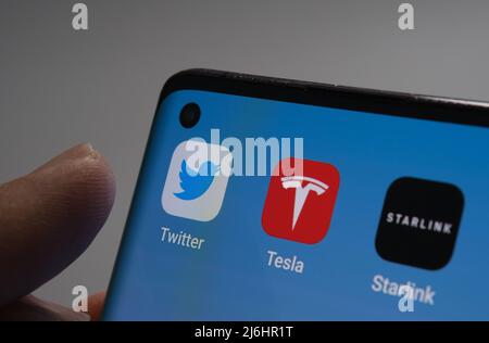 Le smartphone avec les applications Twitter, Tesla et Starlink. Concept pour la propriété de l'actif Elon Musk. Stafford, Royaume-Uni, 2 mai 2022 Banque D'Images