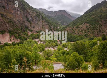 Route étroite de montagne à travers la gorge dans les montagnes de la Grèce Banque D'Images