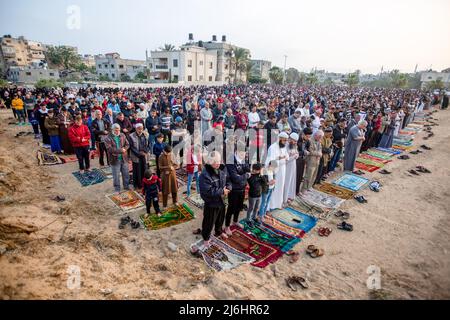 Les musulmans palestiniens exécutent des prières d'Eid al-Fitr au lever du soleil marquant la fin du mois sacré du Ramadan, à Khan Yunis, dans le sud de la bande de Gaza. (Photo de Yousef Masoud / SOPA Images/Sipa USA) Banque D'Images